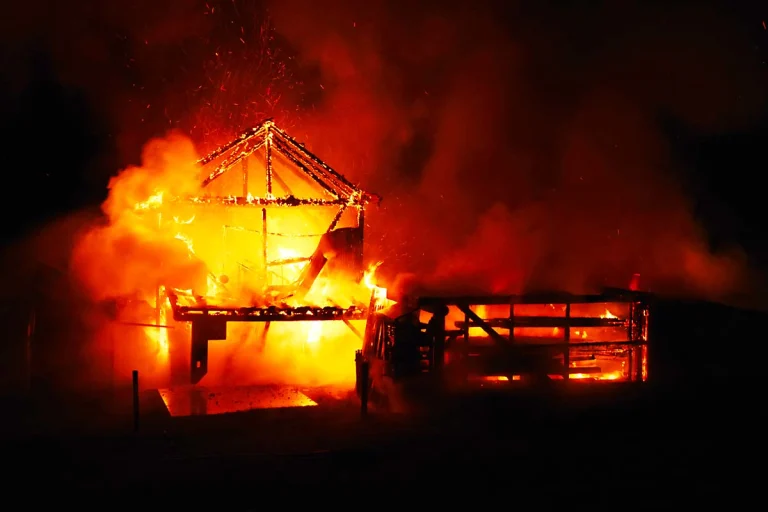 Schänis SG - Grosser Feuerwehreinsatz wegen Brand