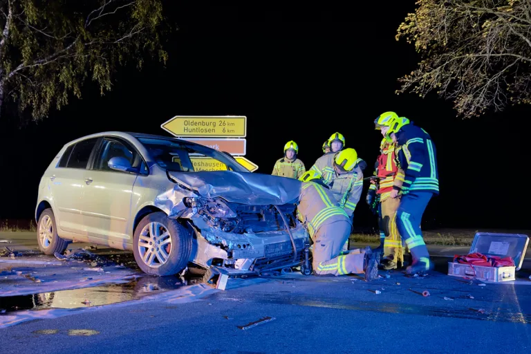 Großenkneten NI – Drei Verletzte nach Unfall beim Abbiegen