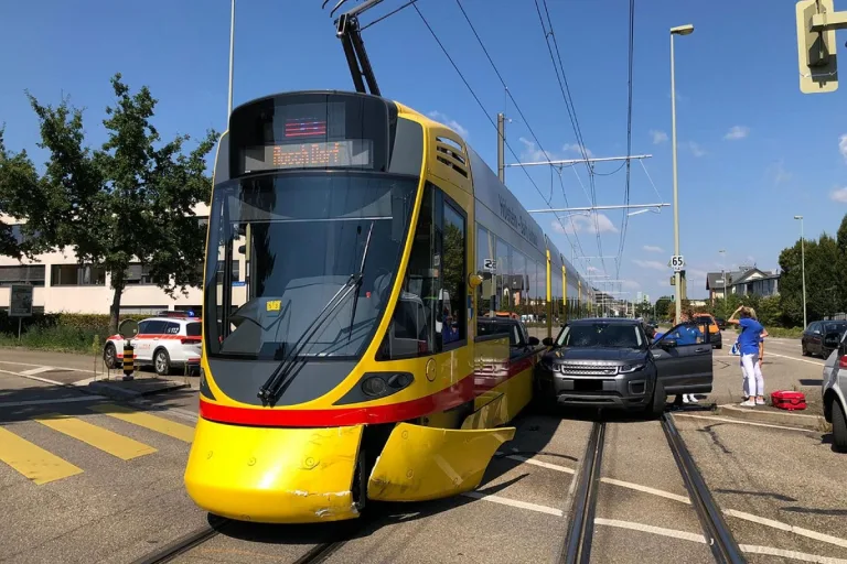 Reinach BL - Tram und Auto kollidieren