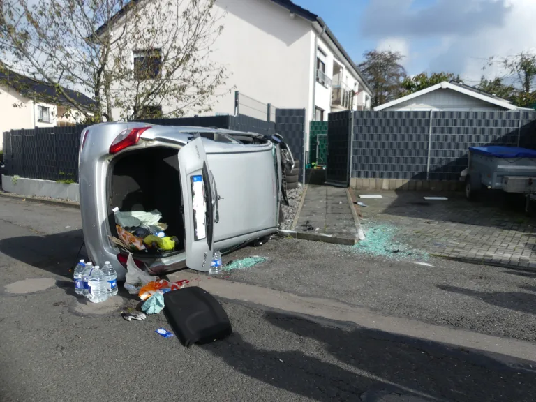Waldbröl – Auto überschlägt sich nach Kollision mit Bordstein