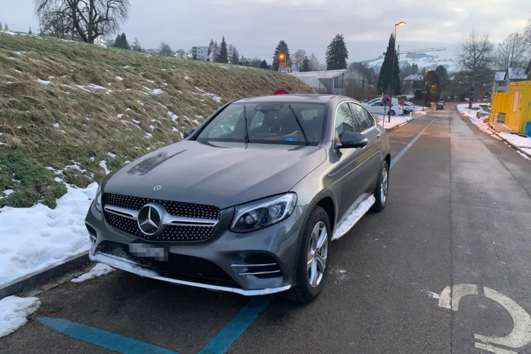 Stadt St. Gallen - Jugendlicher entwendet Mercedes und verursacht Unfall