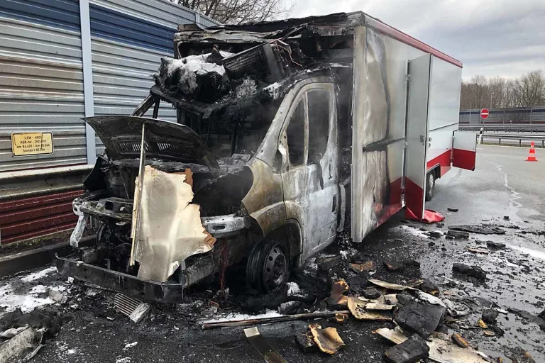 Everinghausen - Verkaufswagen brennt aus 