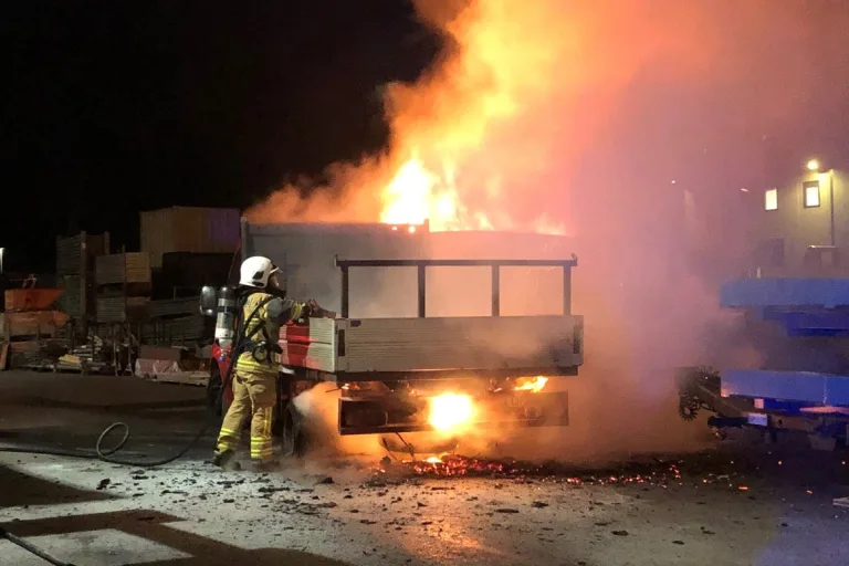 San Vittore GR - Lieferwagen und Baumulde in Brand