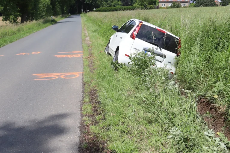 Löhne – Nissan rutscht in Graben