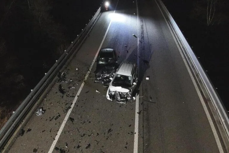 Effretikon ZH - Drei Verletzte nach Kollision zwischen zwei Autos 