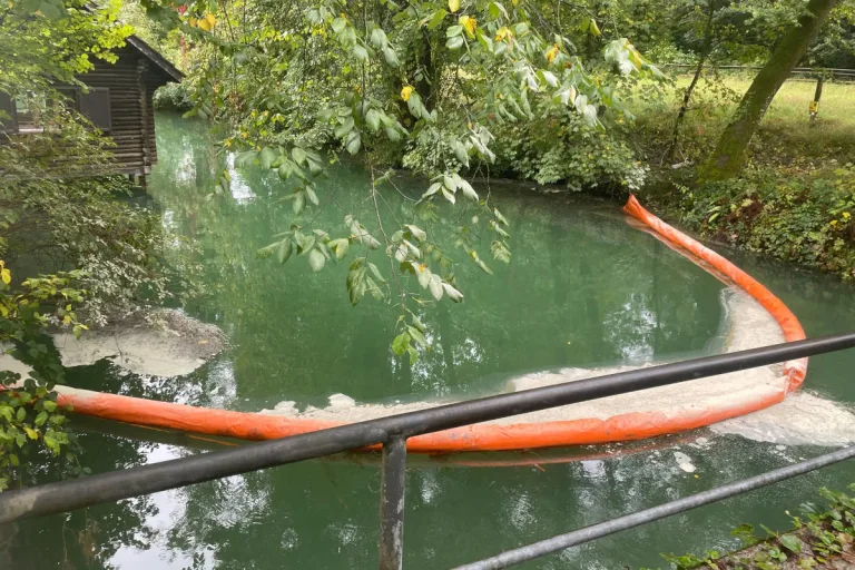 Cham ZG – Tank bei Unfall aufgerissen – Diesel ausgelaufen – Ölsperren errichtet