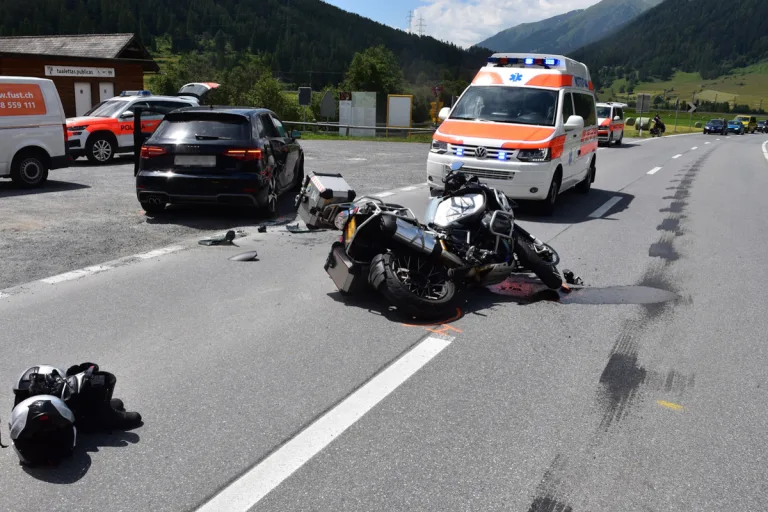 Unfall in Zernez GR - Entgegenkommenden Motorradfahrer übersehen