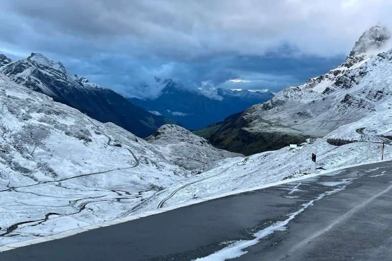 Zum Teil schneebedeckte Strassen in der kommenden Nacht
