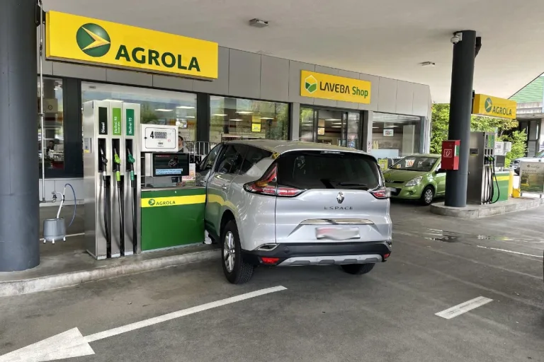 Lachen SZ - Auto gerät an Tankstelle ins Rollen