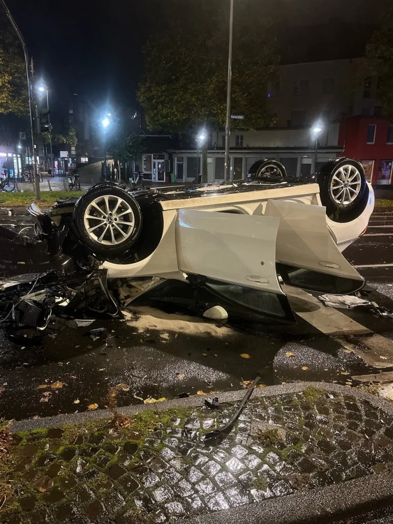 Aachen – Zwei Schwerverletzte nach Unfall mit überschlagenem Auto