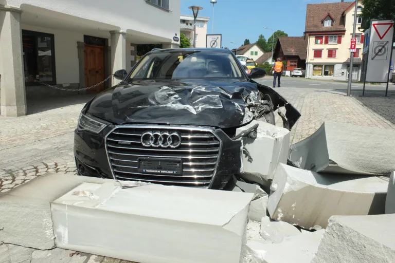 Rheineck SG – Betrunken mit Audi in Sandsteinskulptur gekracht