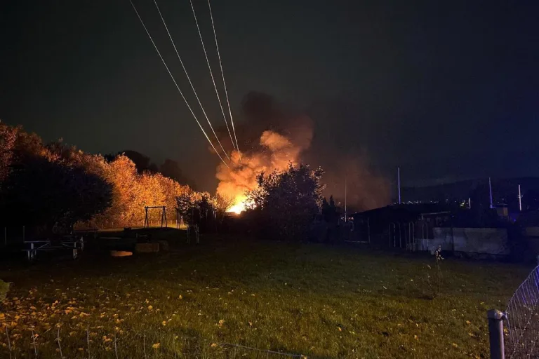 Dietikon ZH - Drei Gartenhäuschen in Brand 