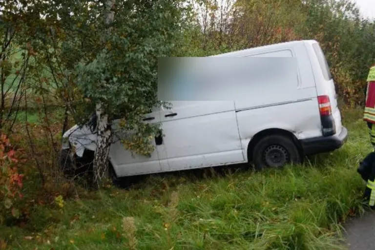 A1 Elsdorf NI – Unfall von Transporter auf nasser Fahrbahn
