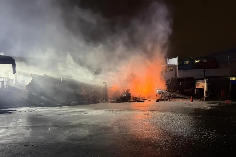 Essen NW – Brennende Reifen auf Firmengelände