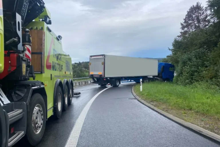 Baar ZG - Zufahrt auf die A14 von einem Sattelschlepper blockiert 