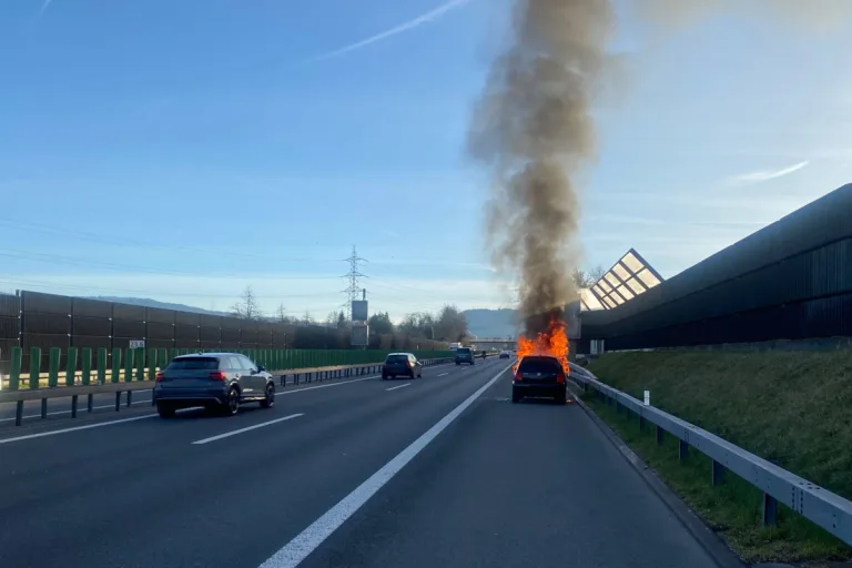 A14 Baar ZG: Fahrzeugbrand im Morgenverkehr auf der Autobahn