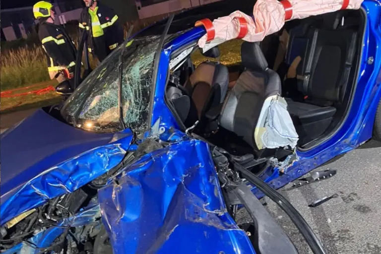 Unfall bei Schiltern – Pkw prallt gegen Baum