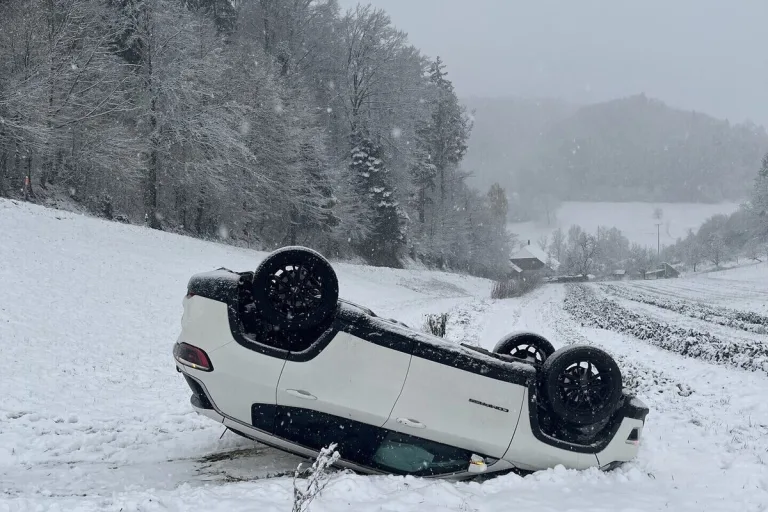 Aargau - Diverse Verkehrsunfälle aufgrund von Schneefall 