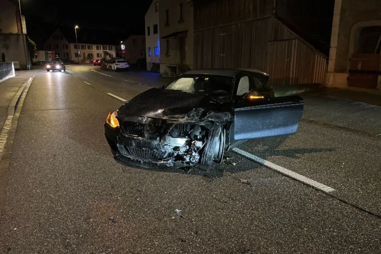 Strassensperrung in Laufen BL - Mit BMW in Mauer gekracht