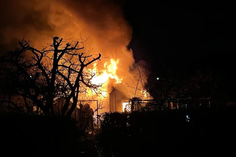 Dinslaken - Gartenhaus steht in Flammen - Polizei ermittelt