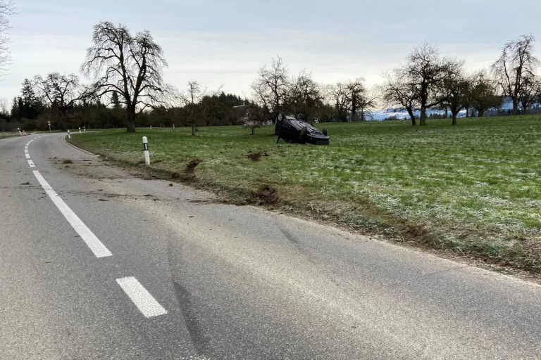Heftiger Unfall bei Bernhausen TG – Mit Auto überschlagen