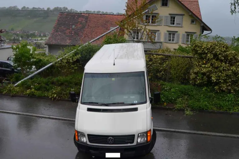 Lutzenberg AR - Lieferwagen kracht in Beleuchtungskandelaber