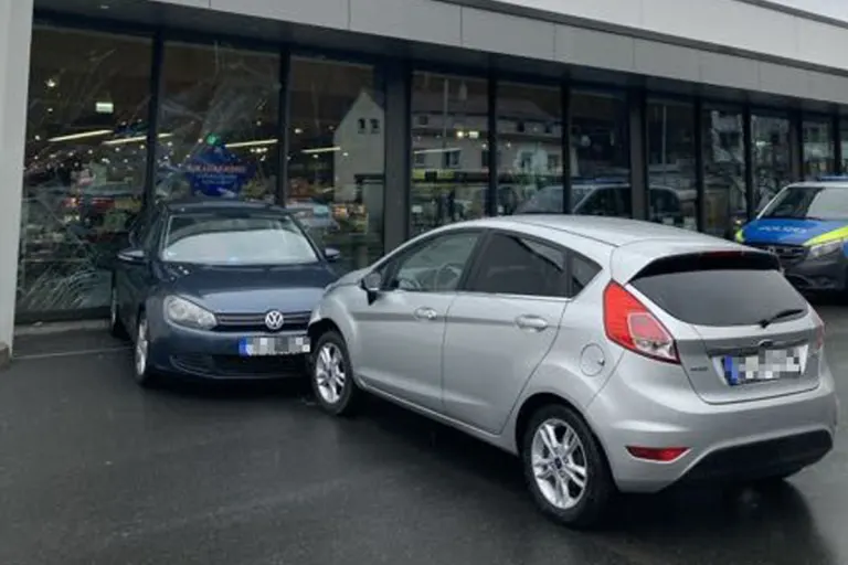 Neu‑Isenburg – Fahrerin schiebt Auto in Fensterfront
