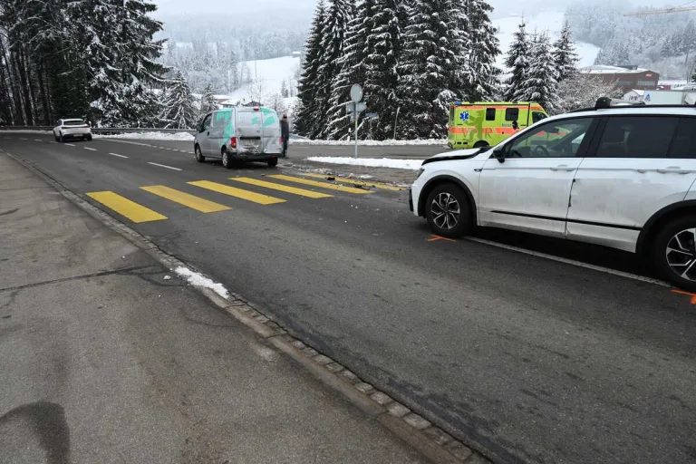 Degersheim SG – Auto kollidiert mit Fussgängerinnen 