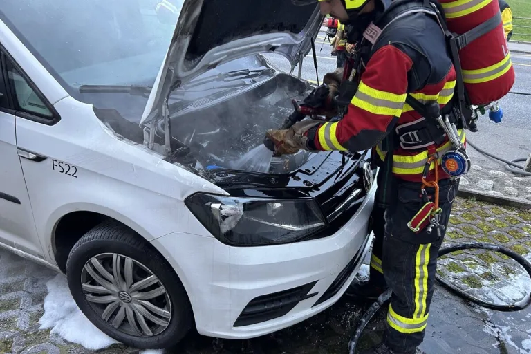 Oberarth SZ - Auto in Brand geraten