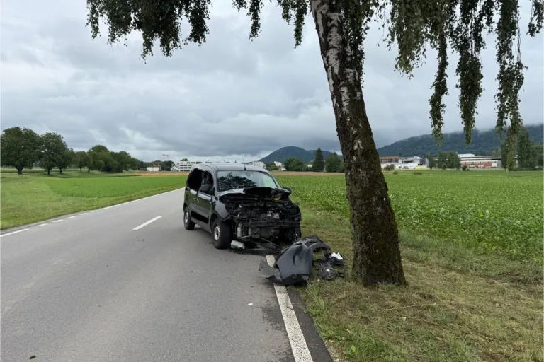 Unfall in Neunkirch SH – Lenker prallt gegen Baum