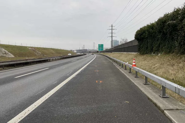 Cham ZG - Autolenkerin in Schlangenlinie auf der Autobahn unterwegs