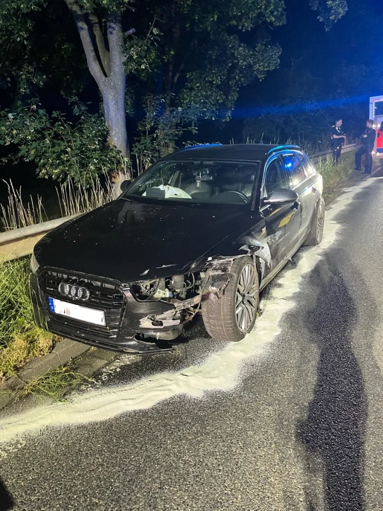 Rommerskirchen – Fahranfänger mit Audi prallt gegen Leitplanken