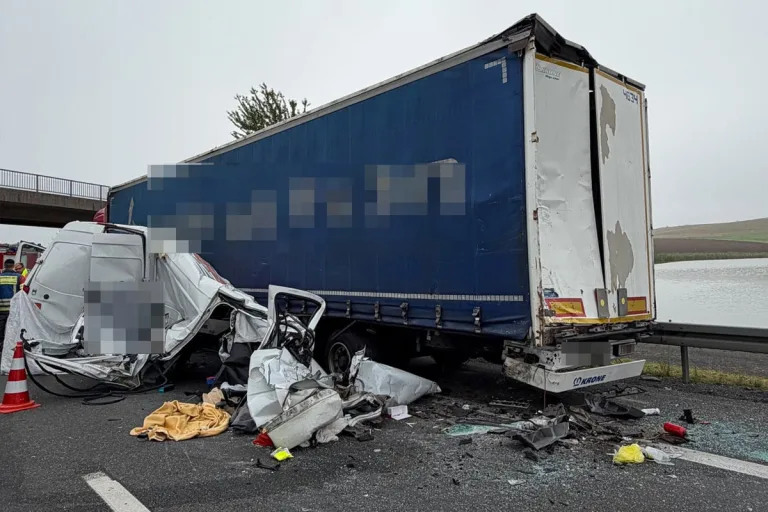 A93 Falkenberg – Schwerer Unfall von Kleintransporter und Lkw