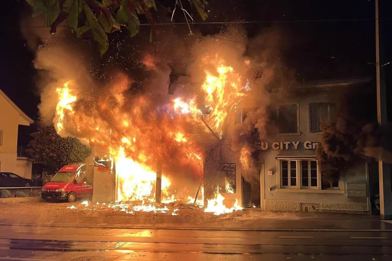 Dietikon ZH - Hoher Sachschaden nach Brand 