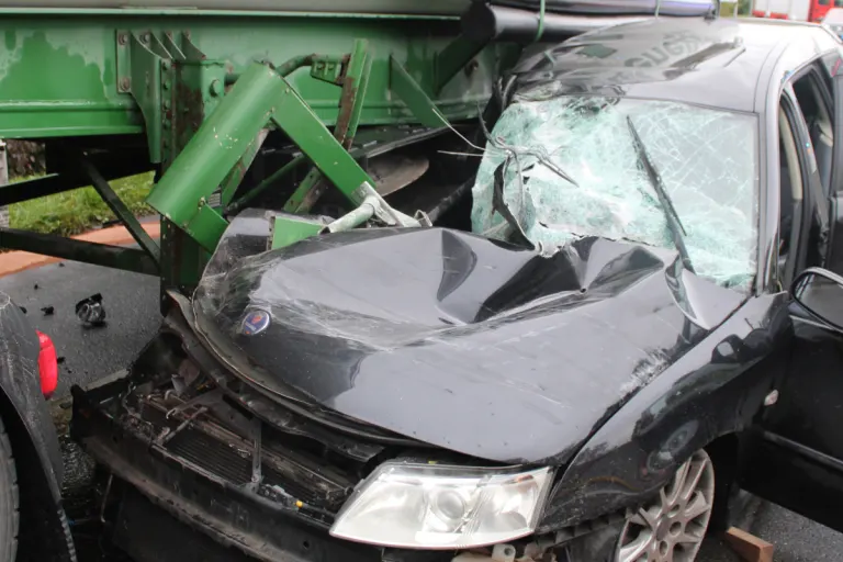 Petershagen NW – Ein Schwerverletzter nach Unfall von Sattelzug und Pkw