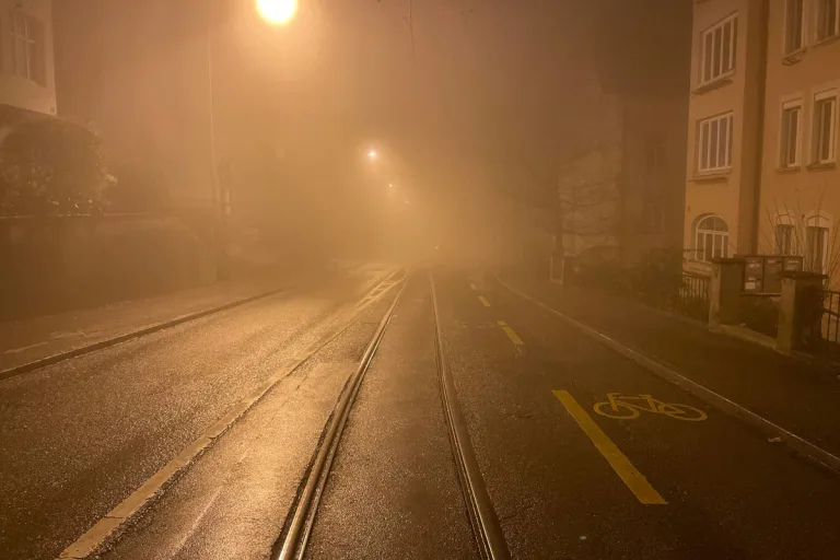 St.Gallen - Fahrradfahrerin stürzt auf nasser Fahrbahn