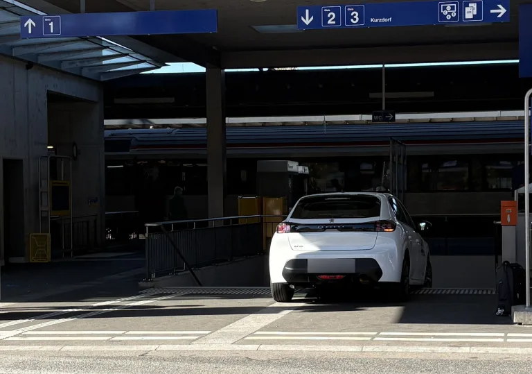Frauenfeld TG – Auto bleibt auf Bahnhofstreppe stecken