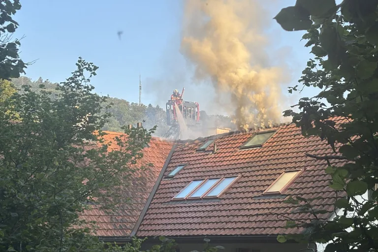 Brand in Langenbruck BL – Feuerwehr löscht Feuer in Dachstock
