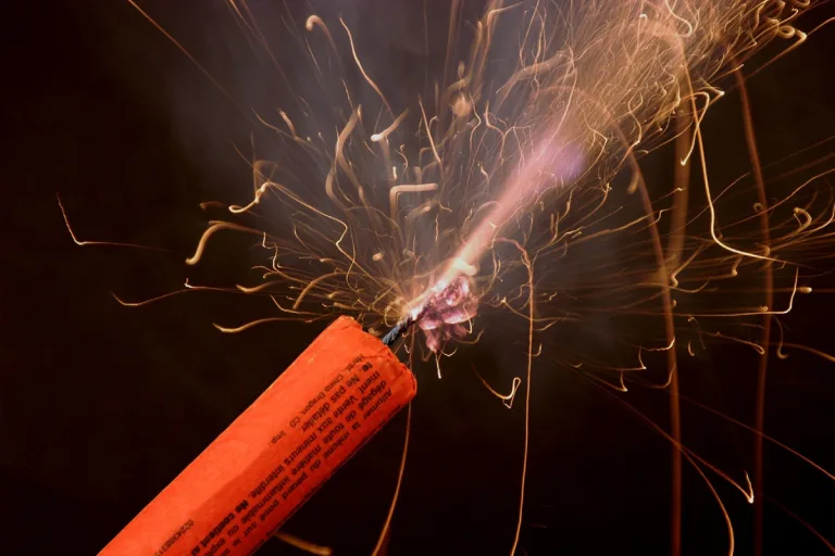 Nürnberg – Pyrotechnik auf Balkon geworfen und Brand ausgelöst