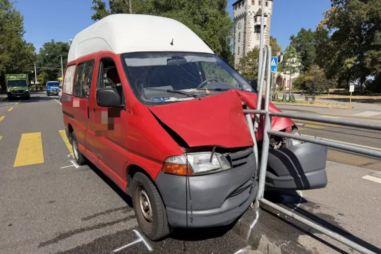 Unfall in Basel – Metallstange durchbohrt Lieferwagen