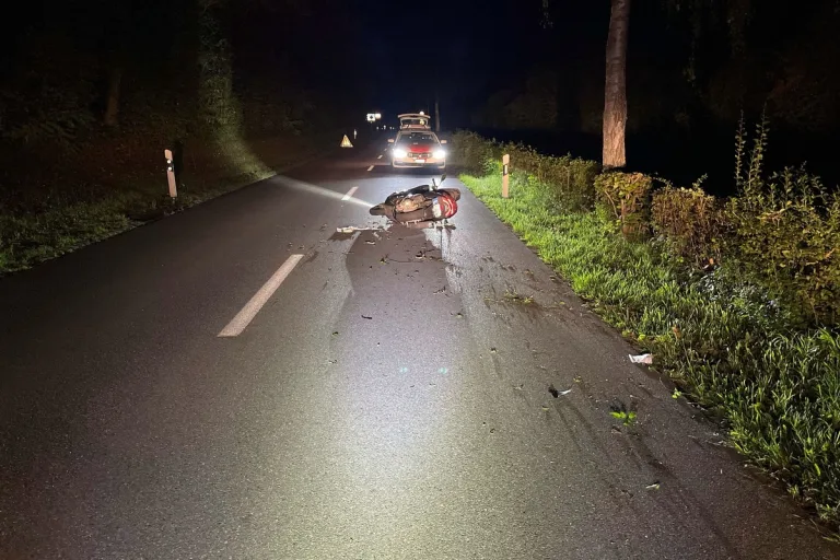 Andelfingen ZH - 17-jährige Lernfahrerin erleidet bei Unfall schwere Verletzungen 