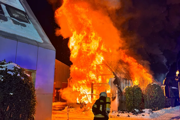 Aurich – Gebäude nach Brand vollständig zerstört