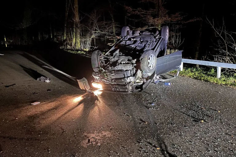 Rünenberg BL – In Holzwand gekracht und überschlagen