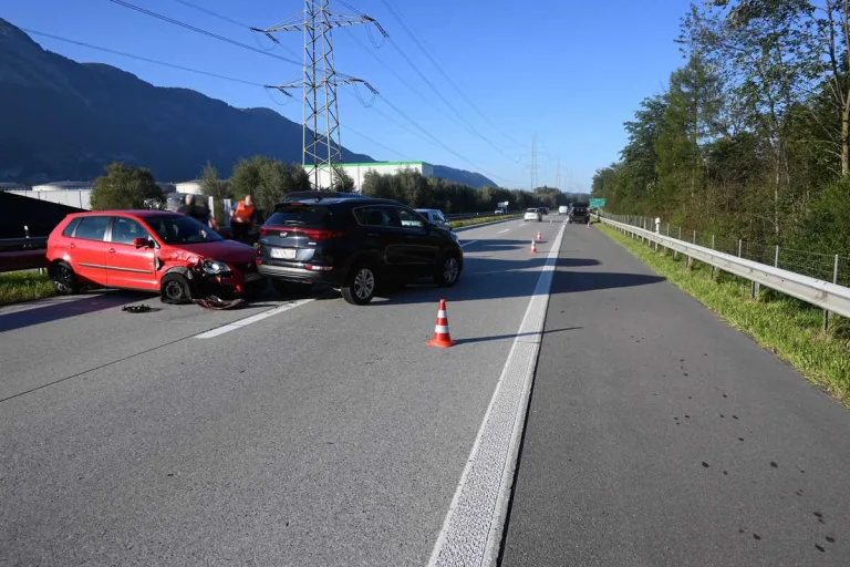 Sennwald SG - Hoher Sachschaden nach zwei Auffahrunfällen  
