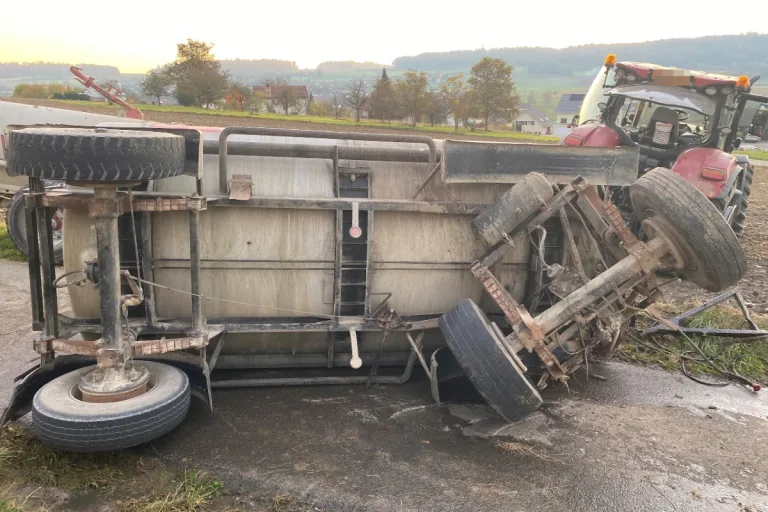 Schlatt TG - Jauchewagen gekippt - 4'000 Liter Gülle ausgeflossen