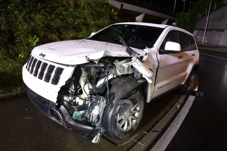 Emmenbrücke LU - Hoher Sachschaden und Verkehrsbehinderungen nach Unfall 