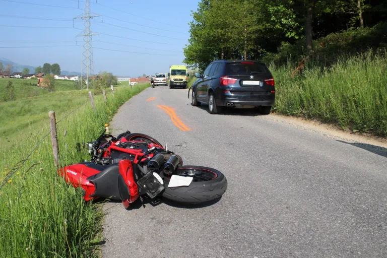 Strassensperre Eggerstanden AI - Frontalkollision zwischen Personenwagen und Motorrad