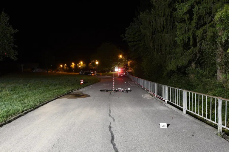 Bülach ZH – Velofahrer stürzt in Grube von Wasserrohrbruch und wird schwer verletzt