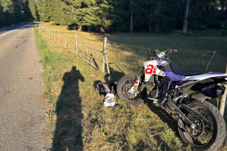 Unfall in Saignelégier JU – Motorrad prallt gegen Viehschranke