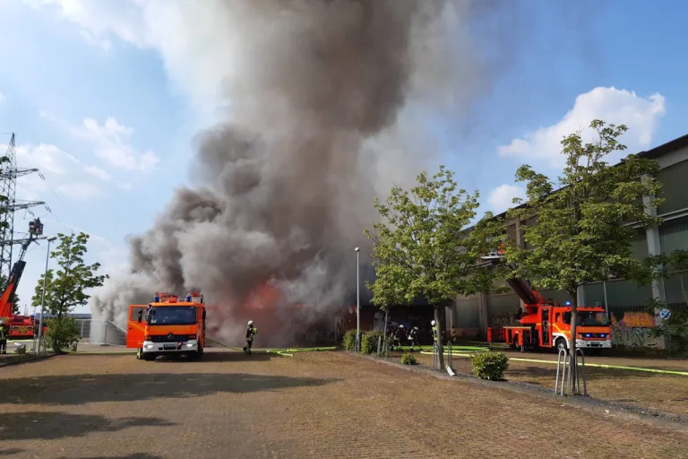 Mülheim an der Ruhr – Ehemaliger Lebensmittelmarkt im Vollbrand